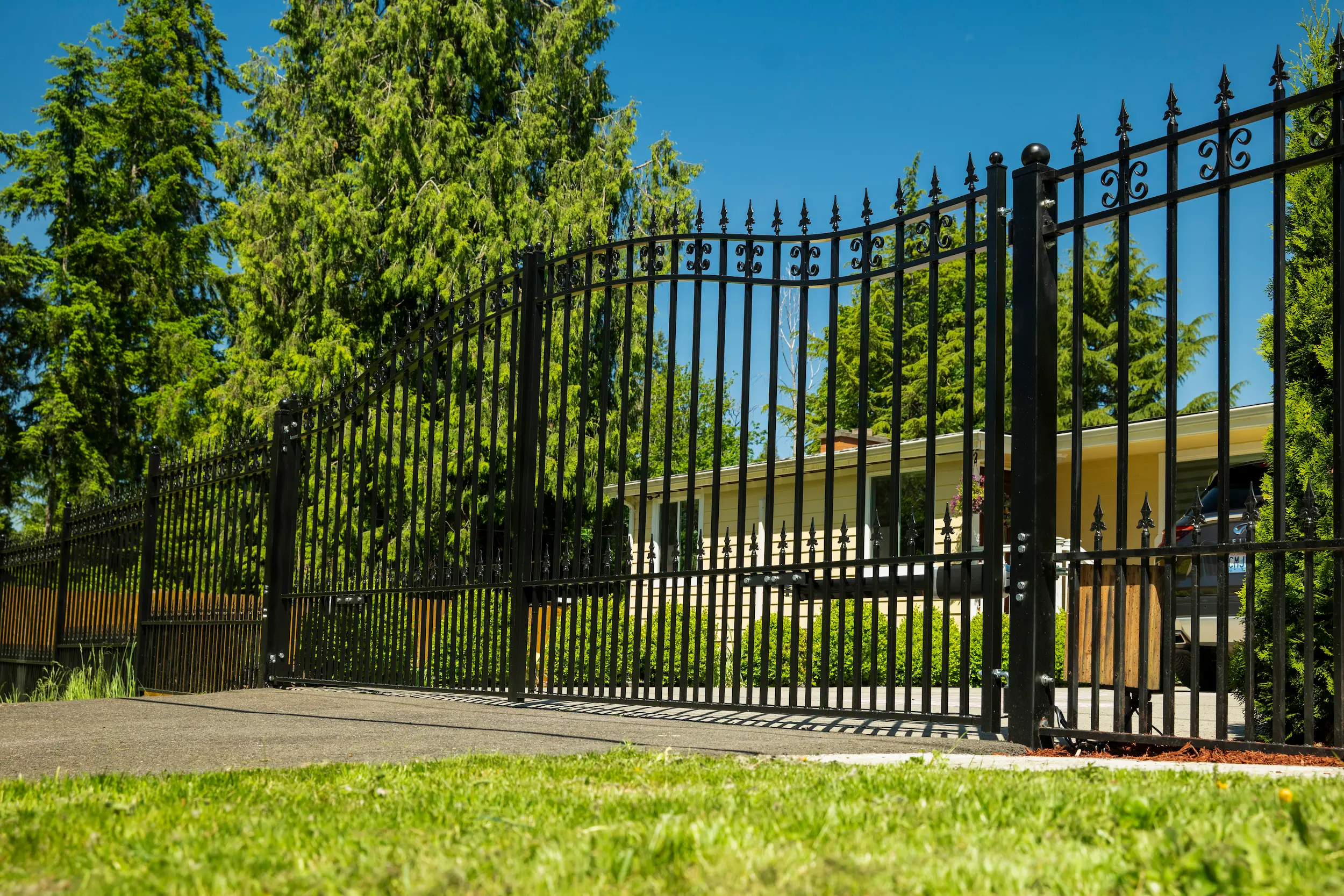 ALEKO premium driveway gate design for Jacksonville properties